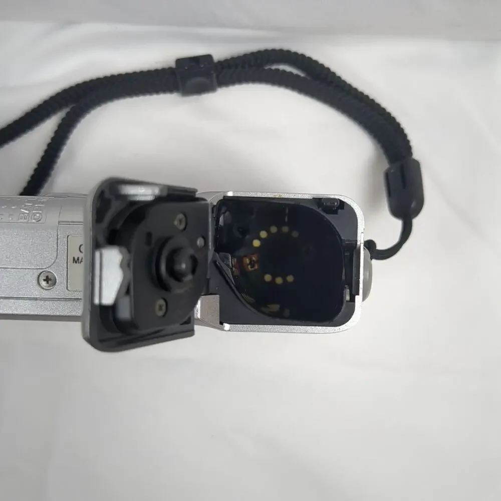 Canon IX240 Camera Elph Jr. Film Point & Shoot 26mm‎ 1:2.8 Silver Used